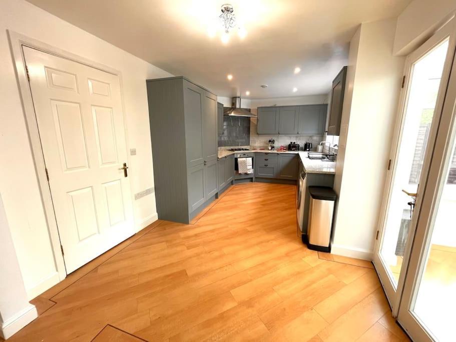 The Woodlands, Shortstay, Ideal For Families, Relocation, Contractors, Travel Stay Horley Exteriör bild