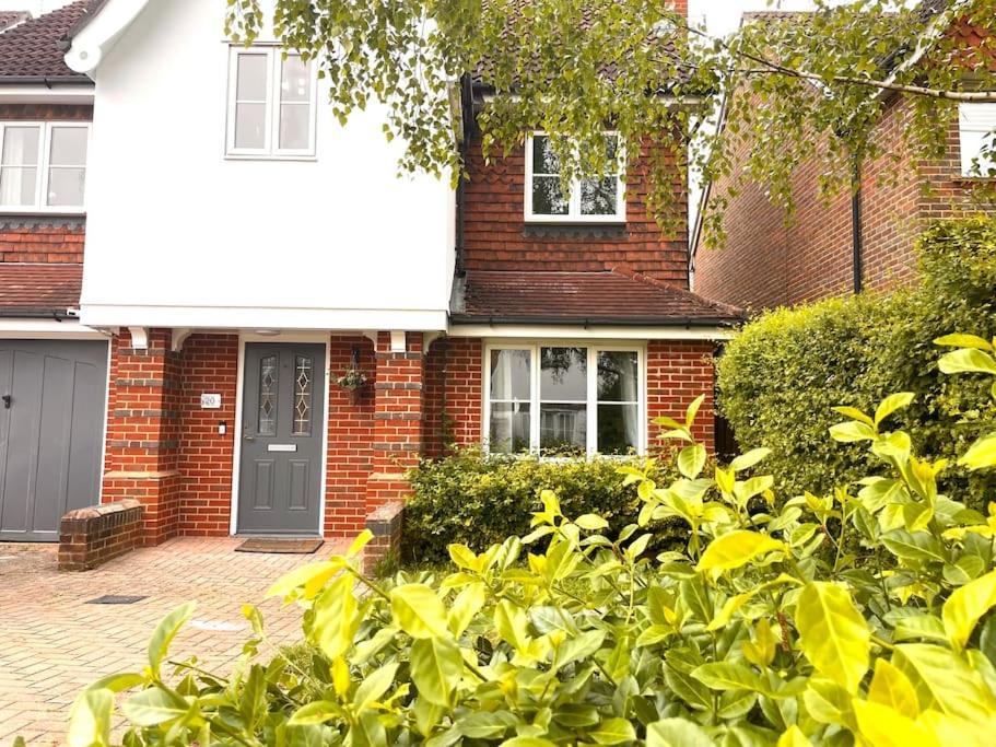 The Woodlands, Shortstay, Ideal For Families, Relocation, Contractors, Travel Stay Horley Exteriör bild