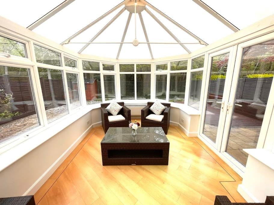 The Woodlands, Shortstay, Ideal For Families, Relocation, Contractors, Travel Stay Horley Exteriör bild