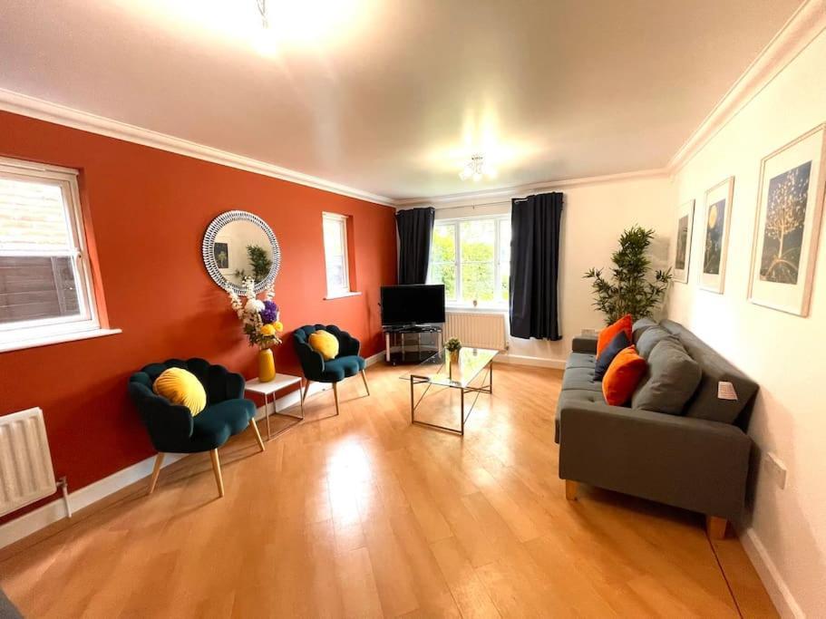 The Woodlands, Shortstay, Ideal For Families, Relocation, Contractors, Travel Stay Horley Exteriör bild