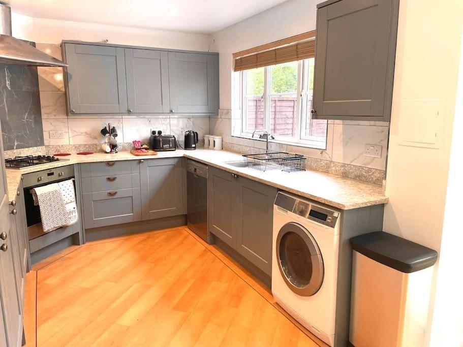 The Woodlands, Shortstay, Ideal For Families, Relocation, Contractors, Travel Stay Horley Exteriör bild